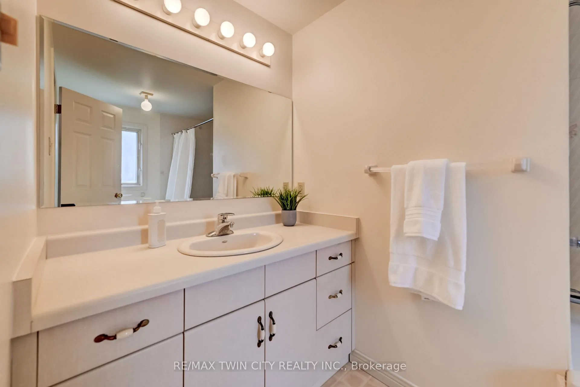 Photo 26 of 285 Magnolia Place, Waterloo — HOMEH