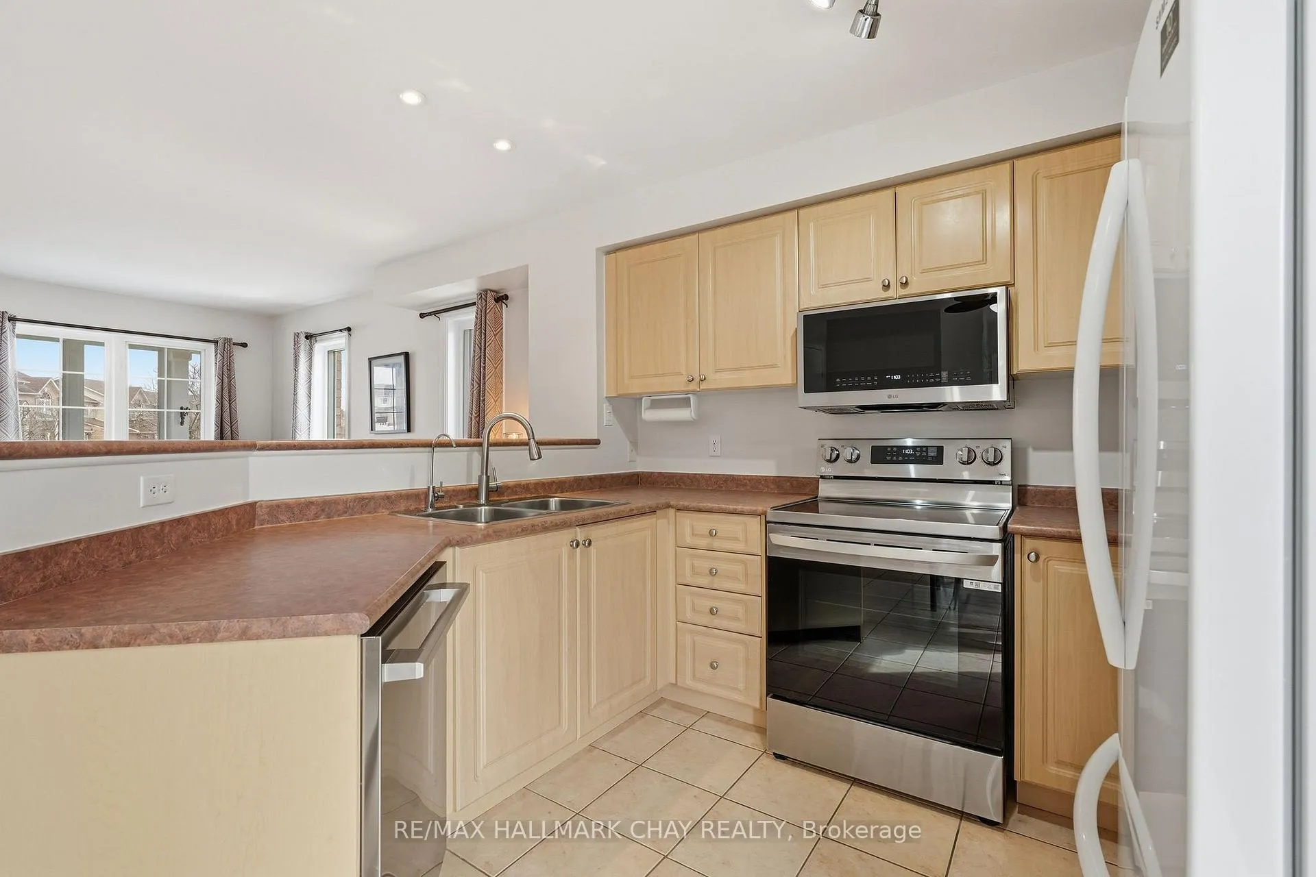 Photo 13 of 127 Trevino Circle, Barrie, East Bayfield — HOMEH