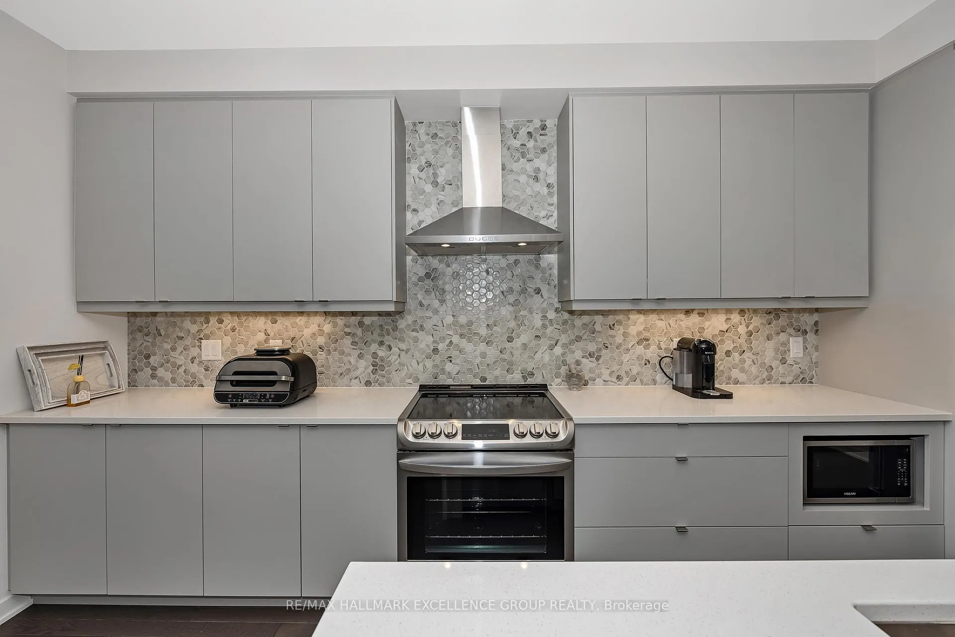 Photo 5 of 677 Honeydew Street, Ottawa, Riverside South/Gloucester Glen — HOMEH