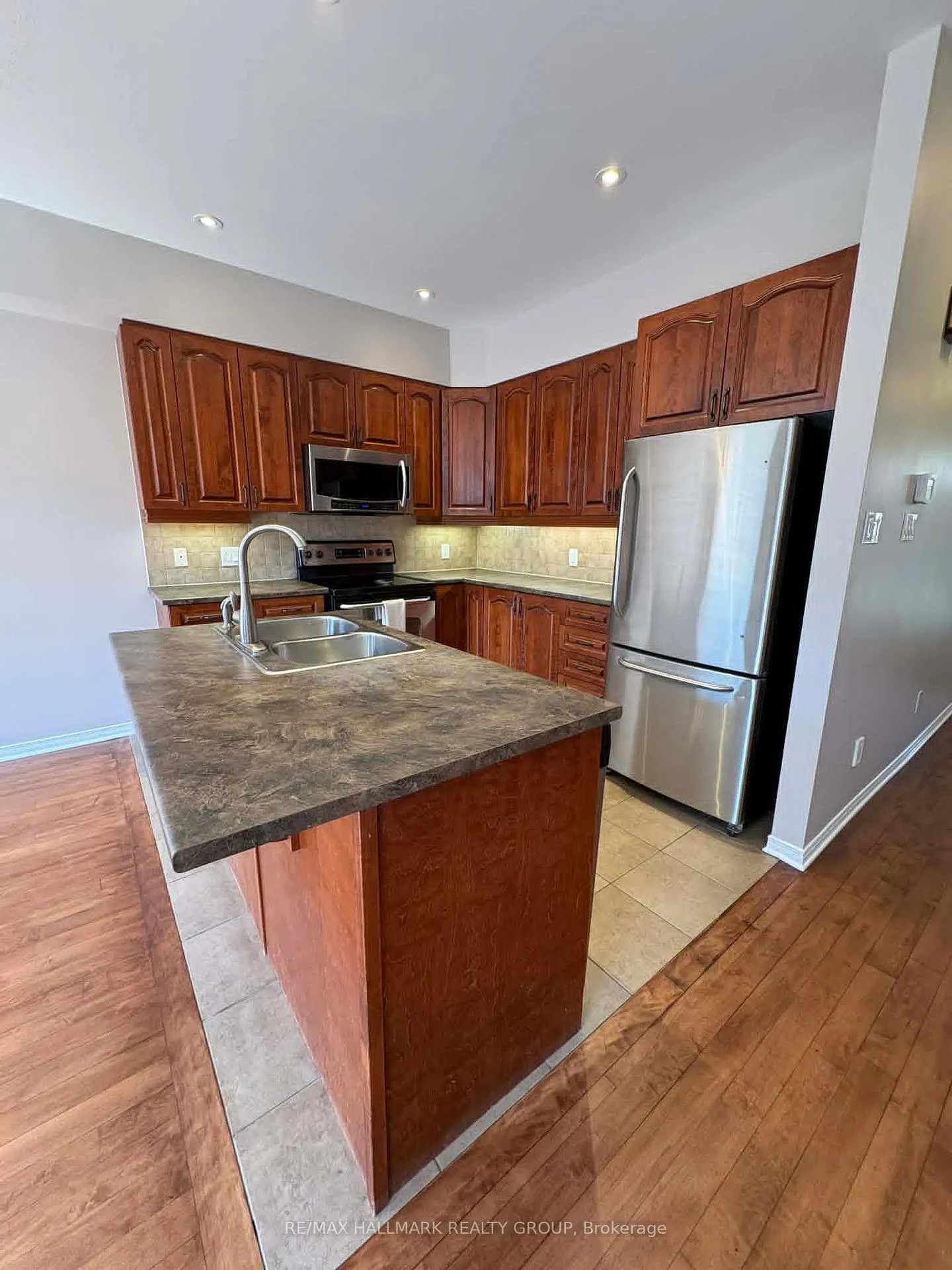 Photo 9 of 756 Nakina Way, Ottawa, Riverside South/Gloucester Glen — HOMEH