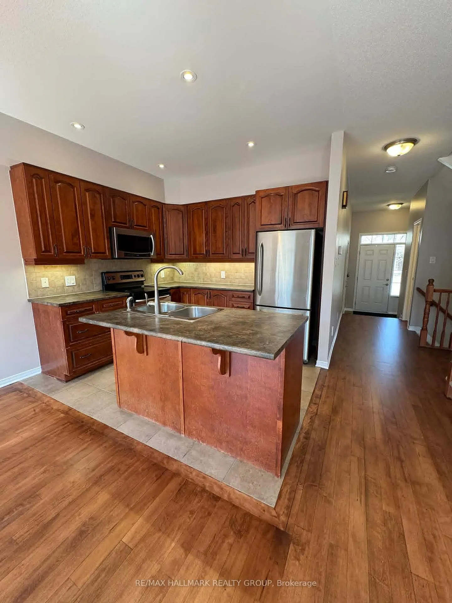 Photo 10 of 756 Nakina Way, Ottawa, Riverside South/Gloucester Glen — HOMEH