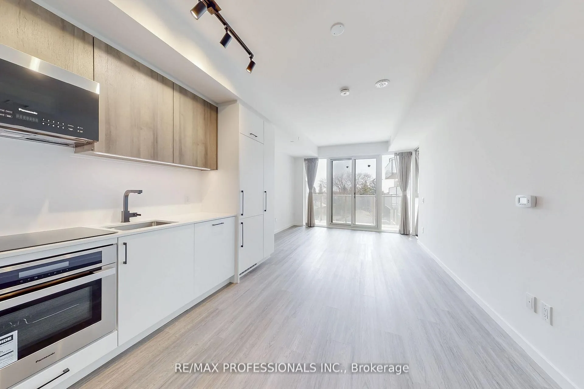 Photo 7 of Unit 303, 689 The Queensway, Etobicoke, Stonegate-Queensway — HOMEH