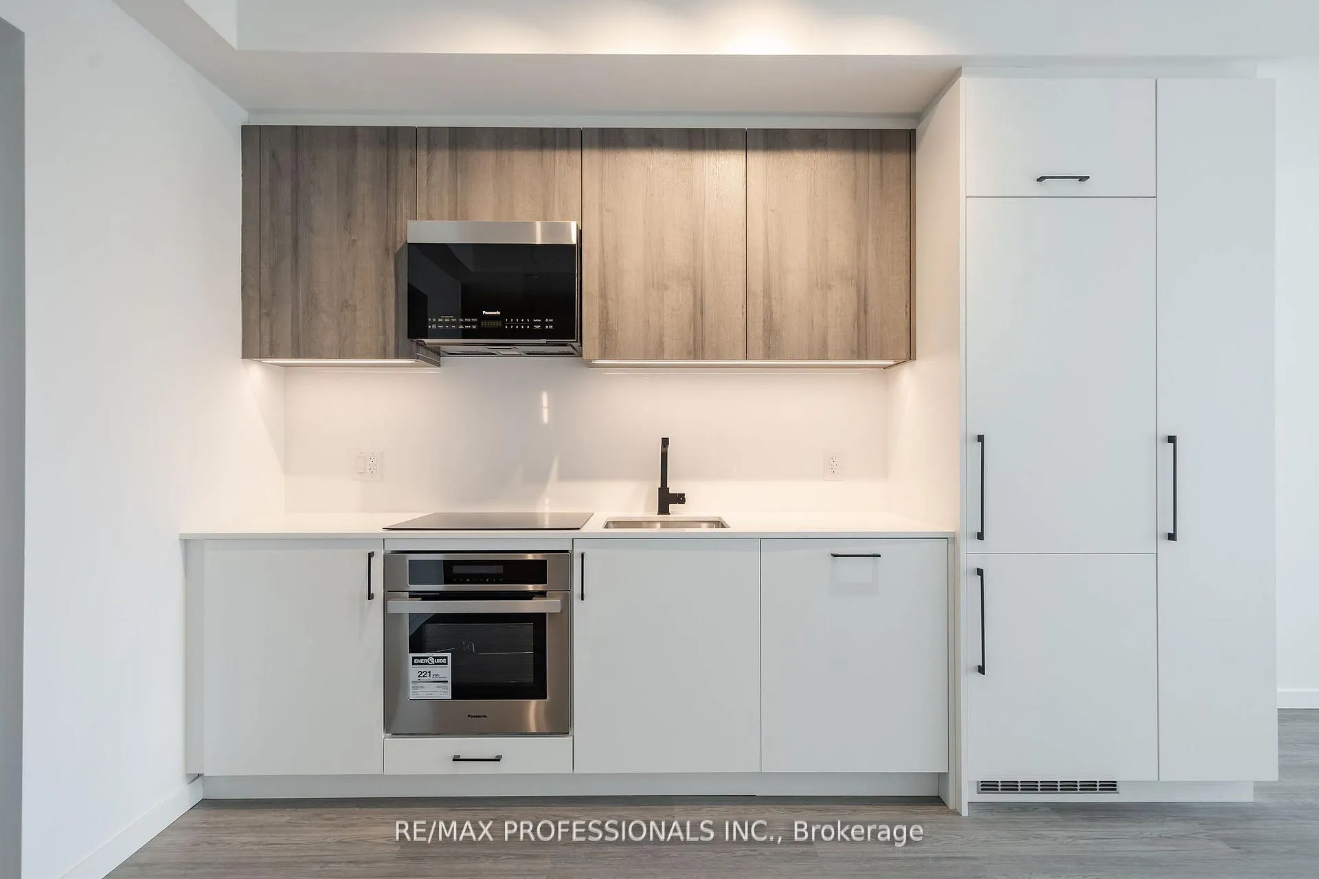 Photo 8 of Unit 303, 689 The Queensway, Etobicoke, Stonegate-Queensway — HOMEH