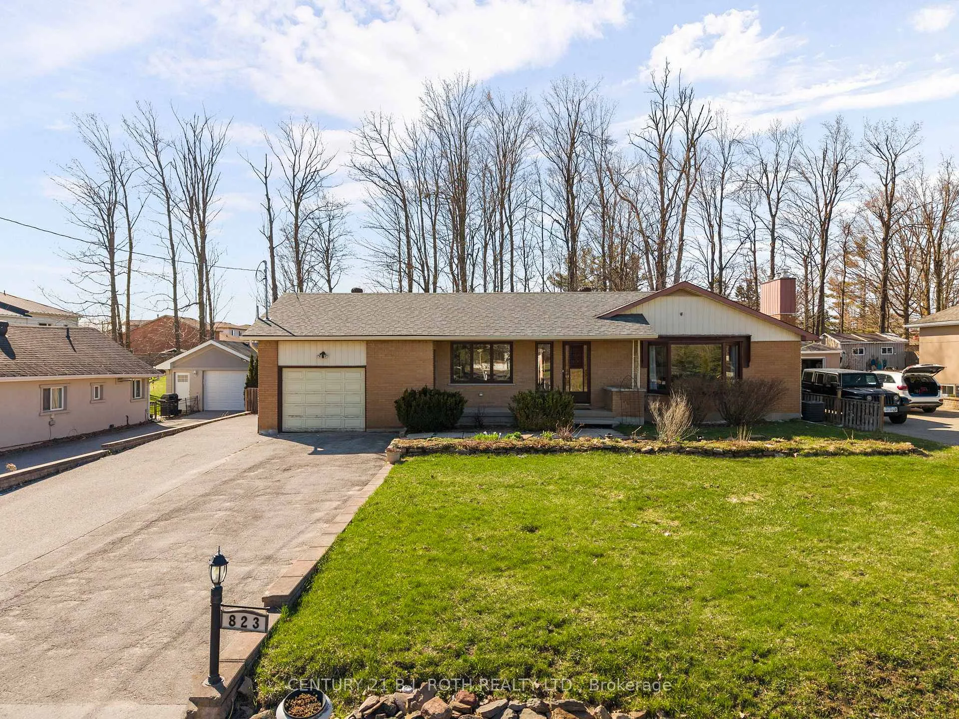 Front of 823 Essa Road