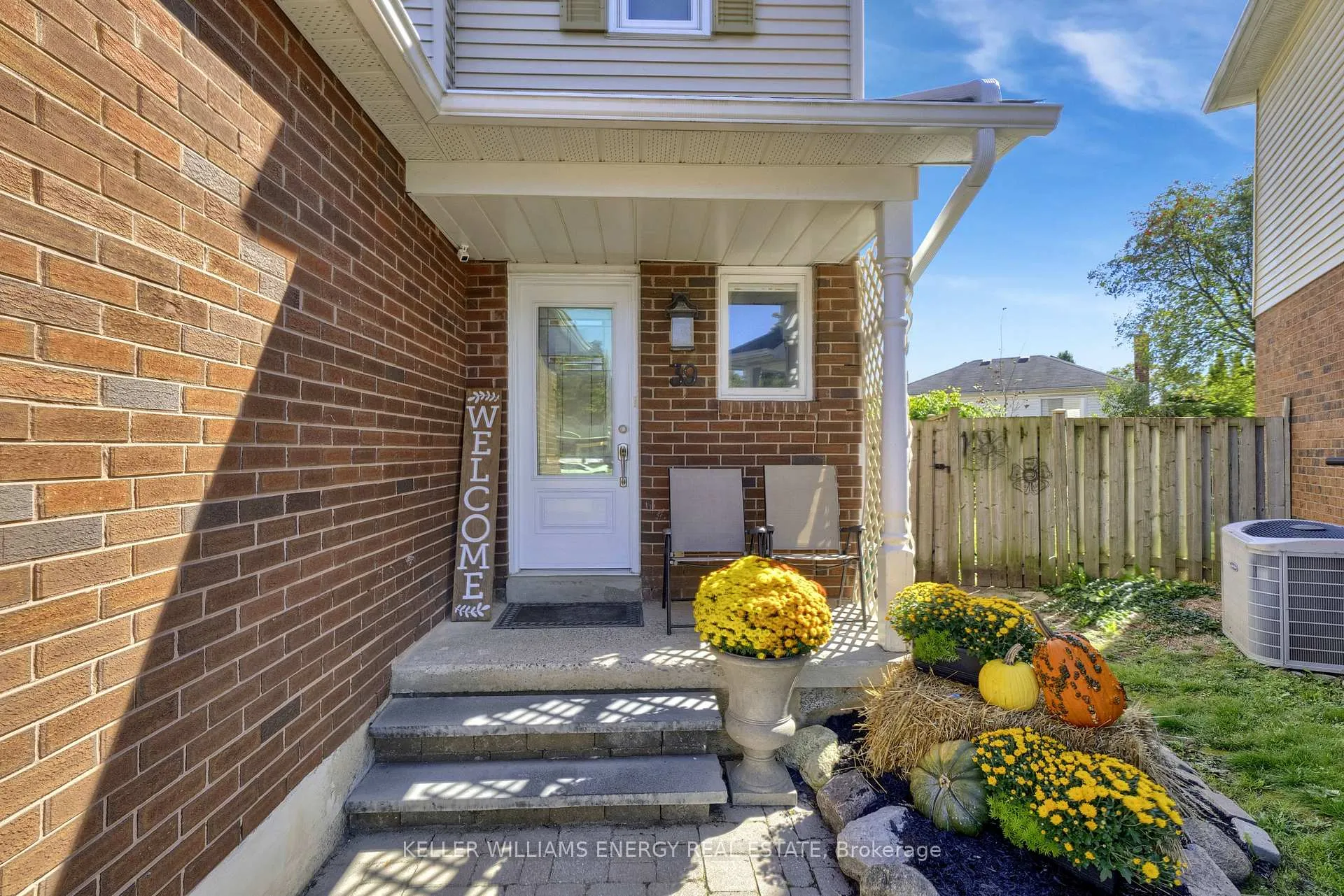 Photo 4 of 39 Longwood Court, Clarington, Courtice — HOMEH