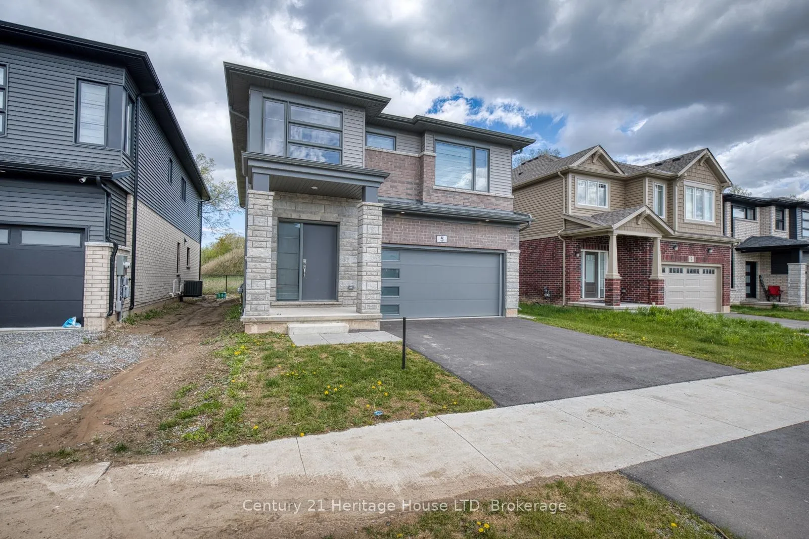 Photo 3 of 5 Wilson Drive, Thorold, Hurricane/Merrittville — HOMEH