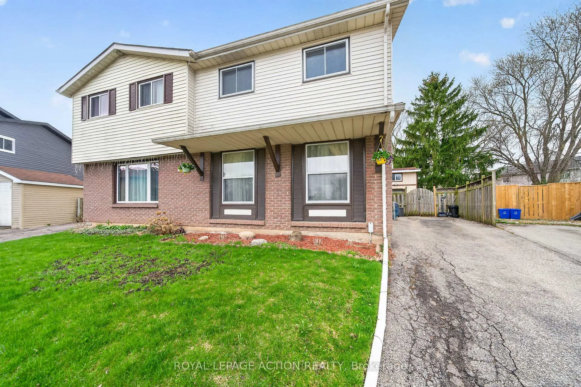 Photo 2 of 34 Enfield Crescent, Brantford — HOMEH