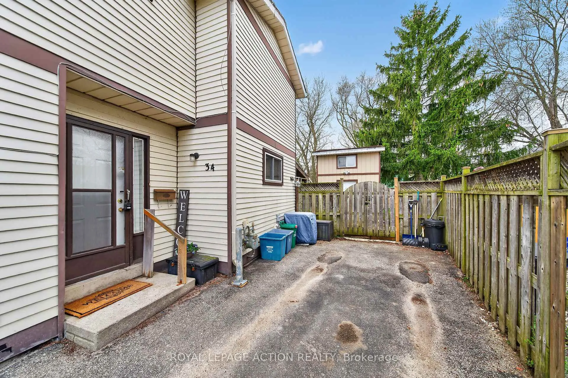 Photo 3 of 34 Enfield Crescent, Brantford — HOMEH