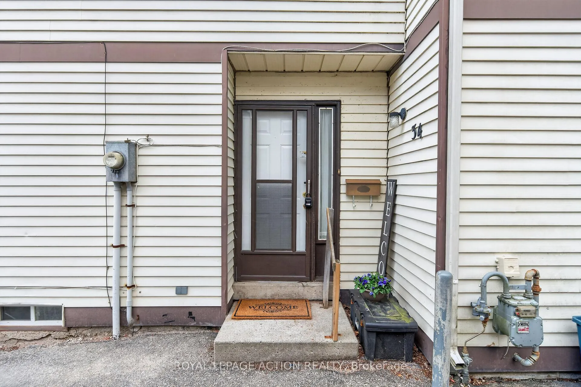Photo 4 of 34 Enfield Crescent, Brantford — HOMEH