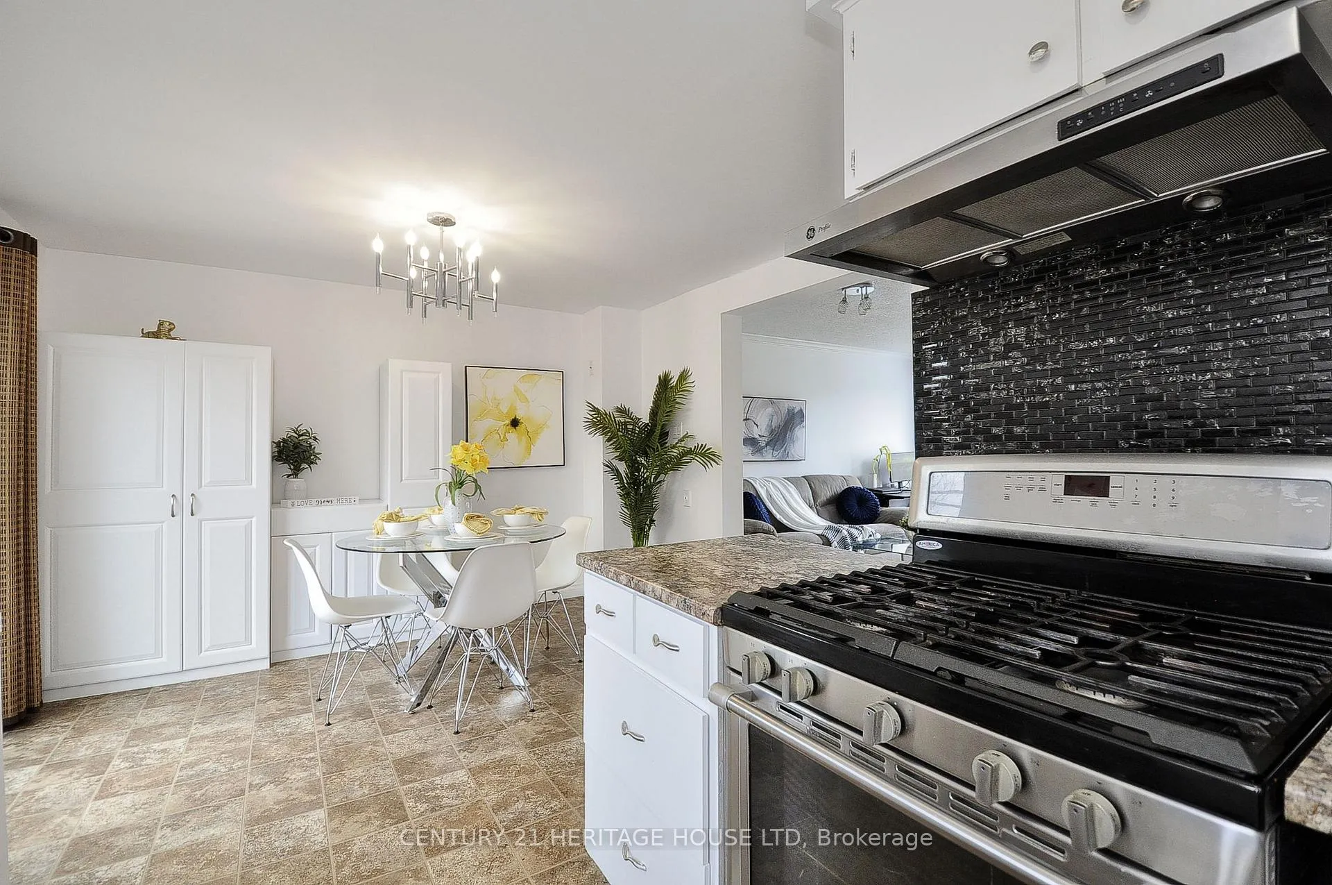 Photo 15 of 471 Strasburg Road, Kitchener, Alpine — HOMEH