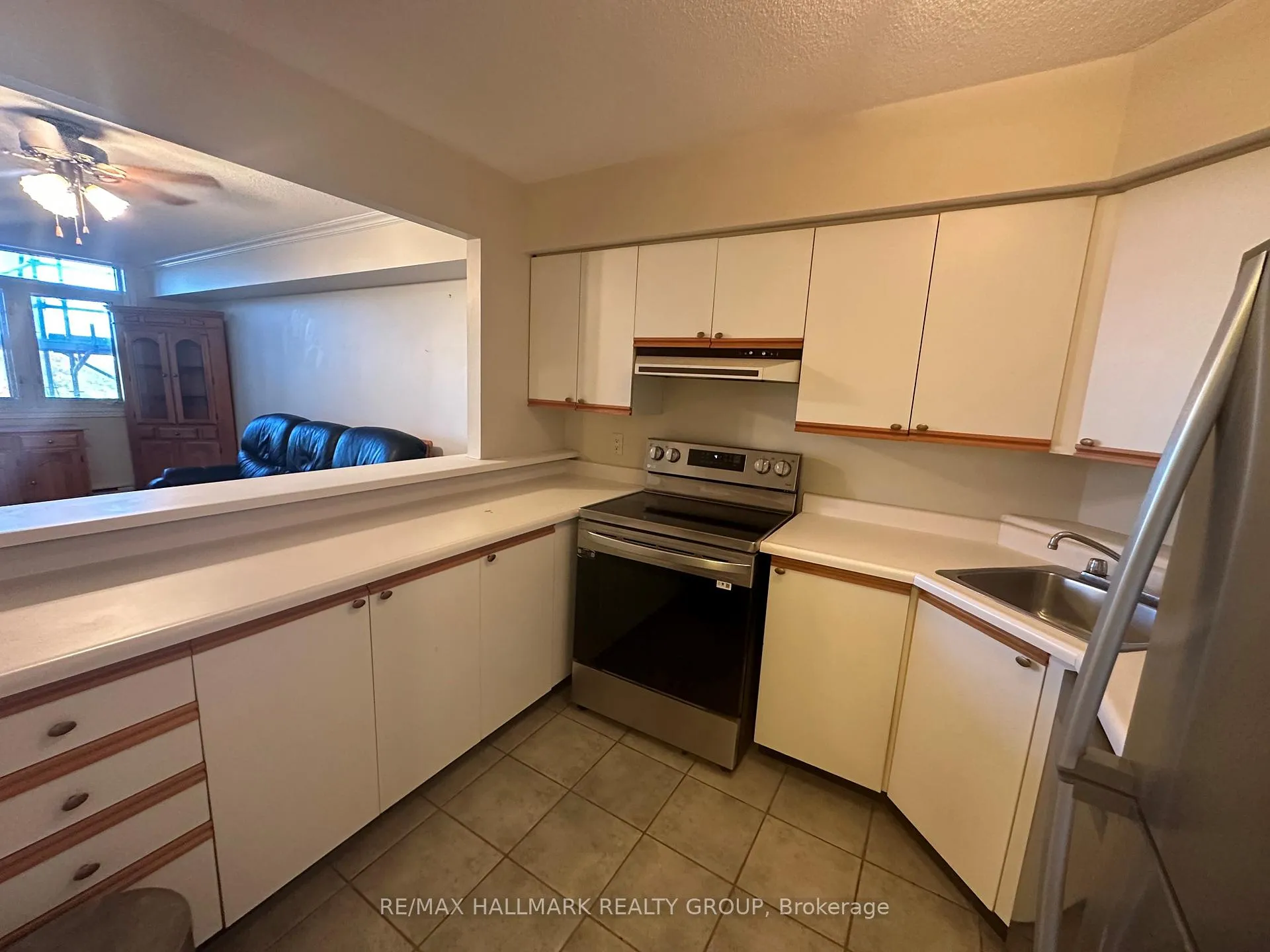 Photo 7 of Unit 813, 1025 Grenon Avenue, Ottawa, Fairfield Heights — HOMEH