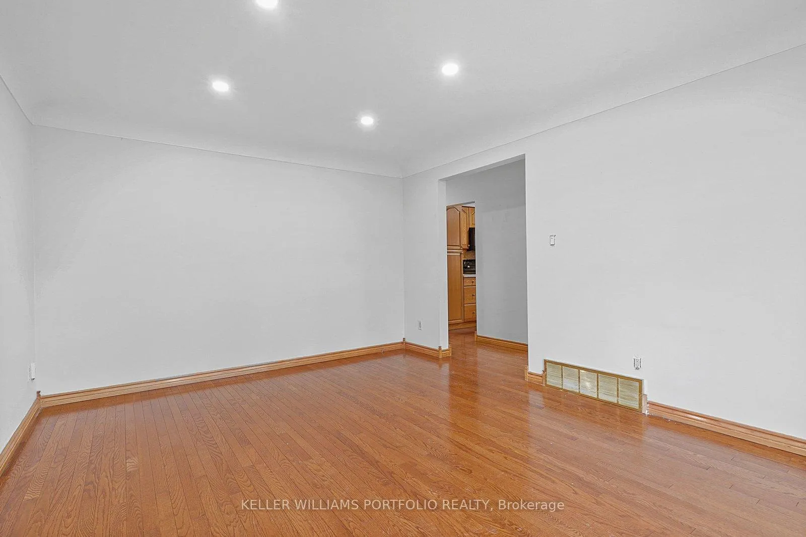 Photo 5 of 68 Athabasca Street, Oshawa, Donevan — HOMEH