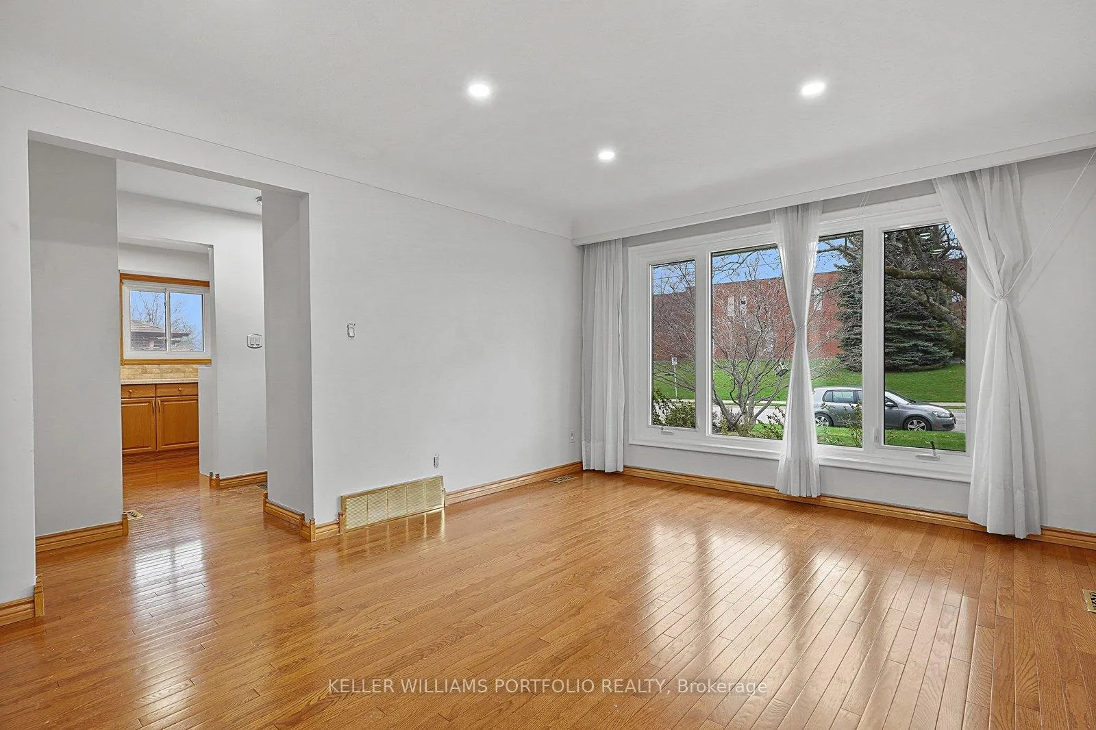 Photo 6 of 68 Athabasca Street, Oshawa, Donevan — HOMEH