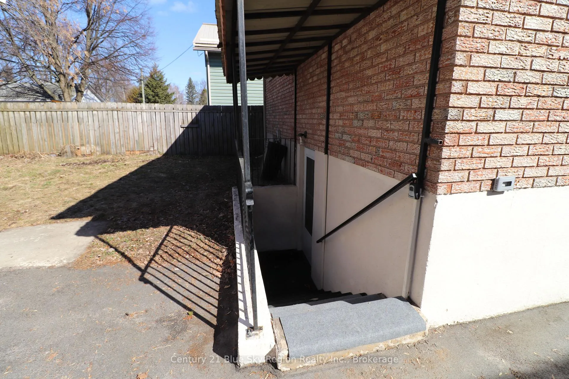 Photo 39 of 85 Whitney Avenue, North Bay, Ferris — HOMEH