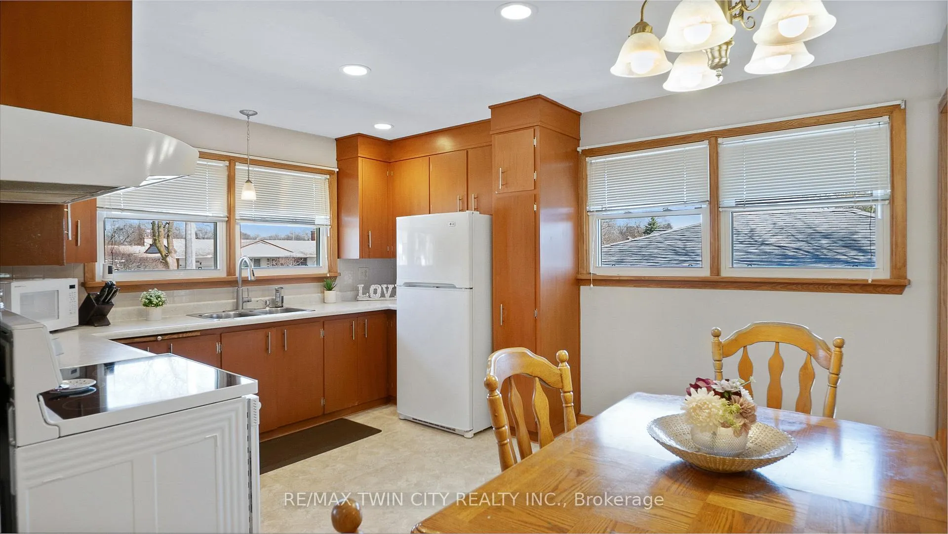Photo 10 of 159 Elkington Drive, Kitchener — HOMEH
