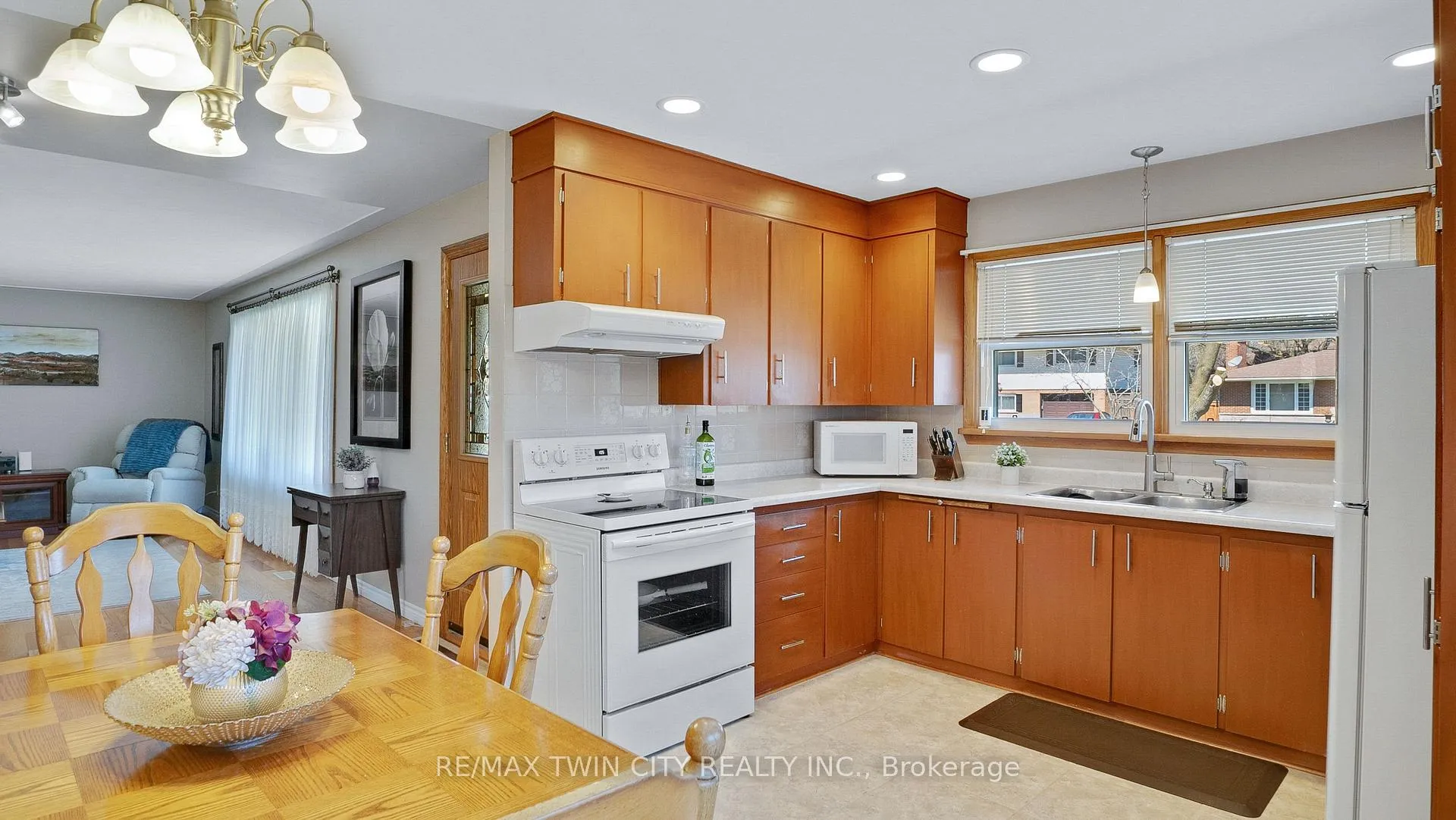Photo 11 of 159 Elkington Drive, Kitchener — HOMEH