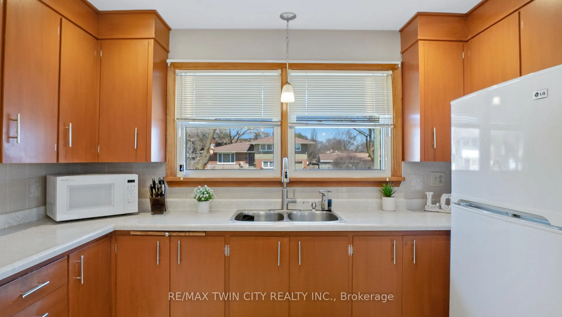 Photo 12 of 159 Elkington Drive, Kitchener — HOMEH