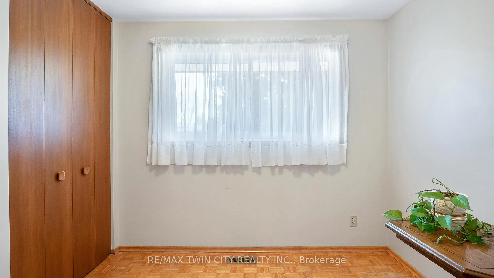 Photo 18 of 159 Elkington Drive, Kitchener — HOMEH