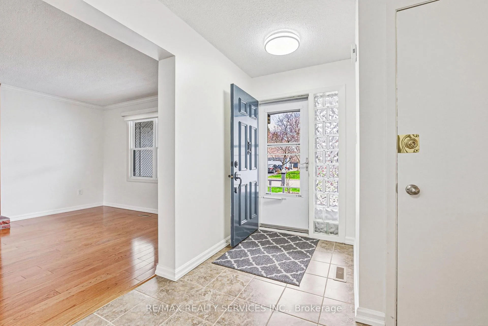 Photo 4 of 4 Mount Forest Drive, Brampton, Heart Lake West — HOMEH