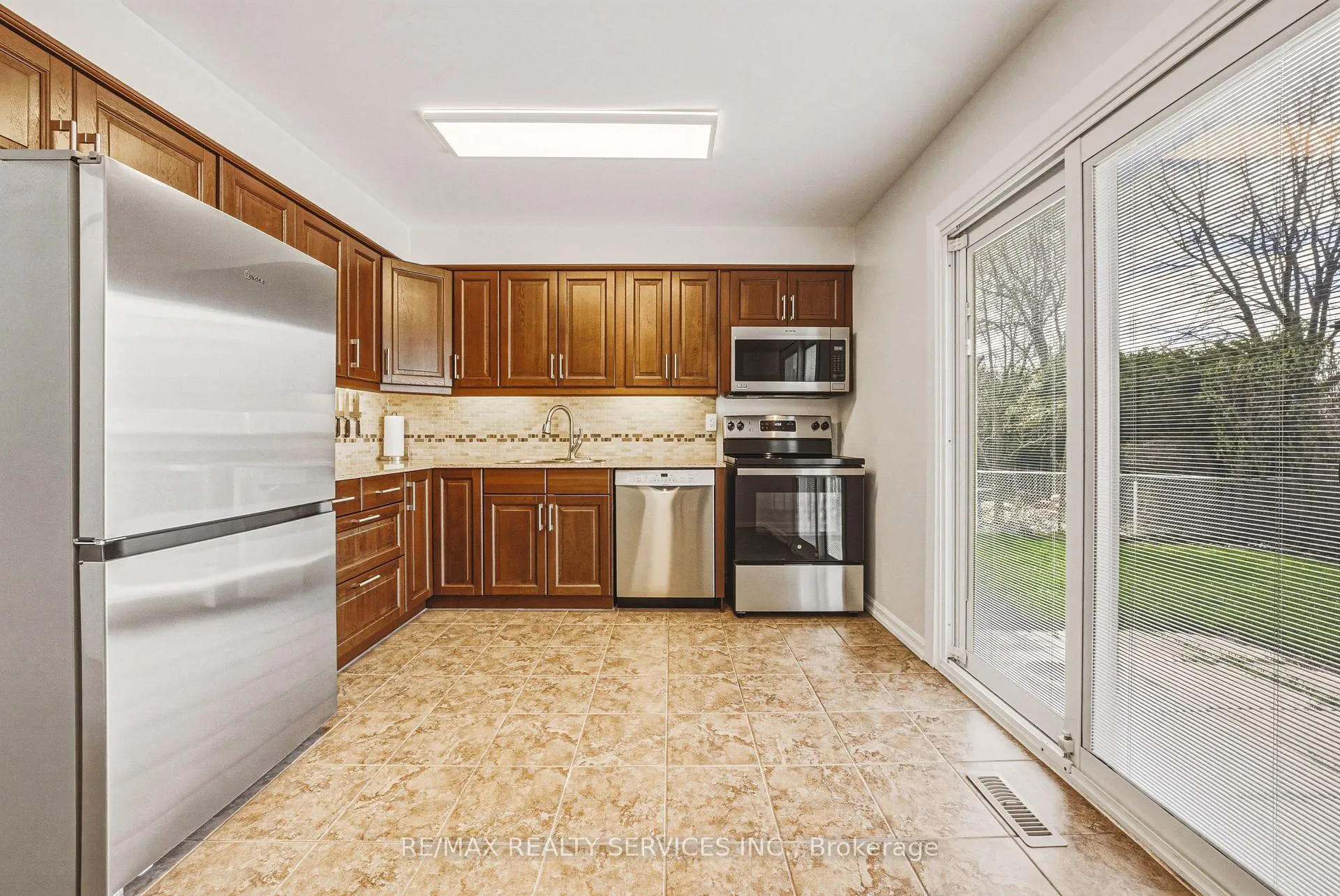 Photo 12 of 4 Mount Forest Drive, Brampton, Heart Lake West — HOMEH