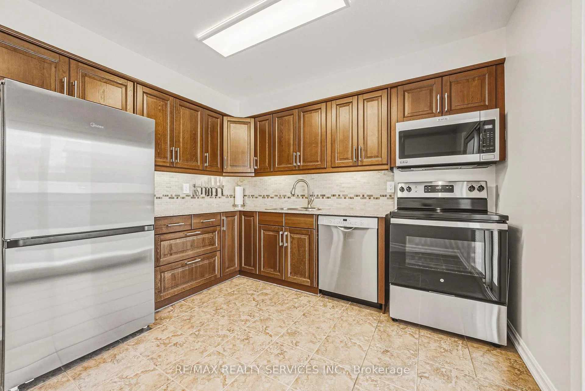 Photo 13 of 4 Mount Forest Drive, Brampton, Heart Lake West — HOMEH