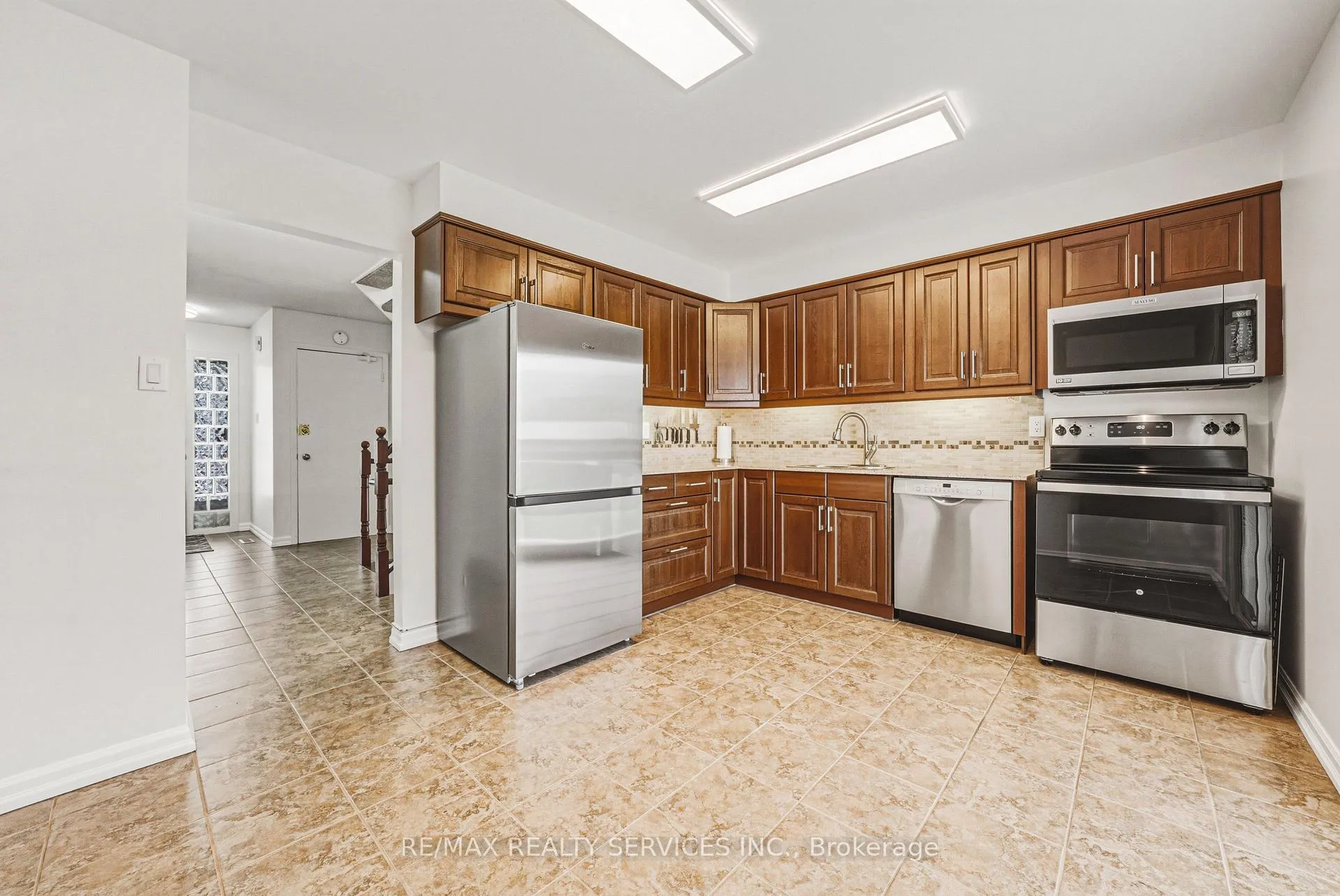 Photo 14 of 4 Mount Forest Drive, Brampton, Heart Lake West — HOMEH