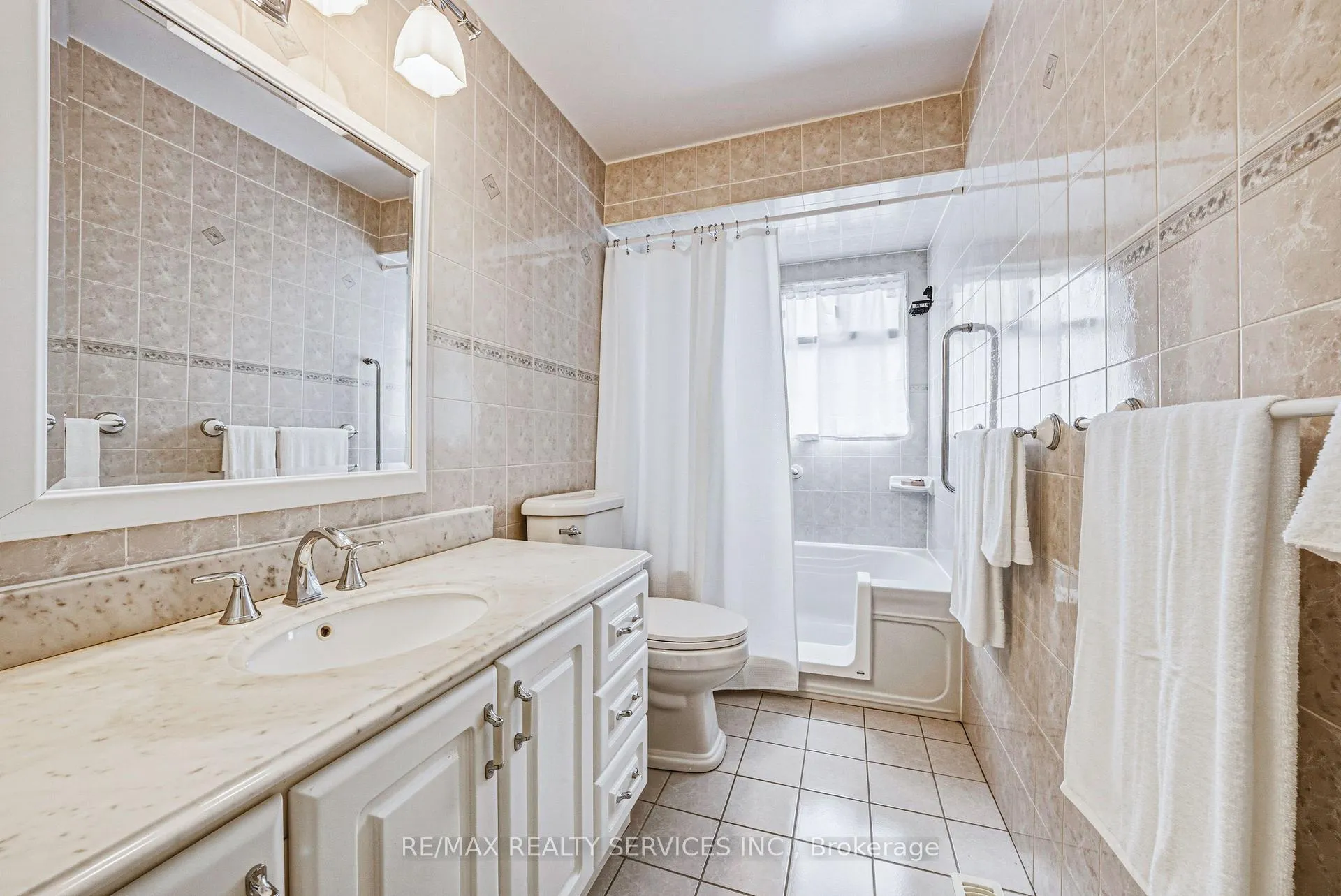 Photo 22 of 4 Mount Forest Drive, Brampton, Heart Lake West — HOMEH