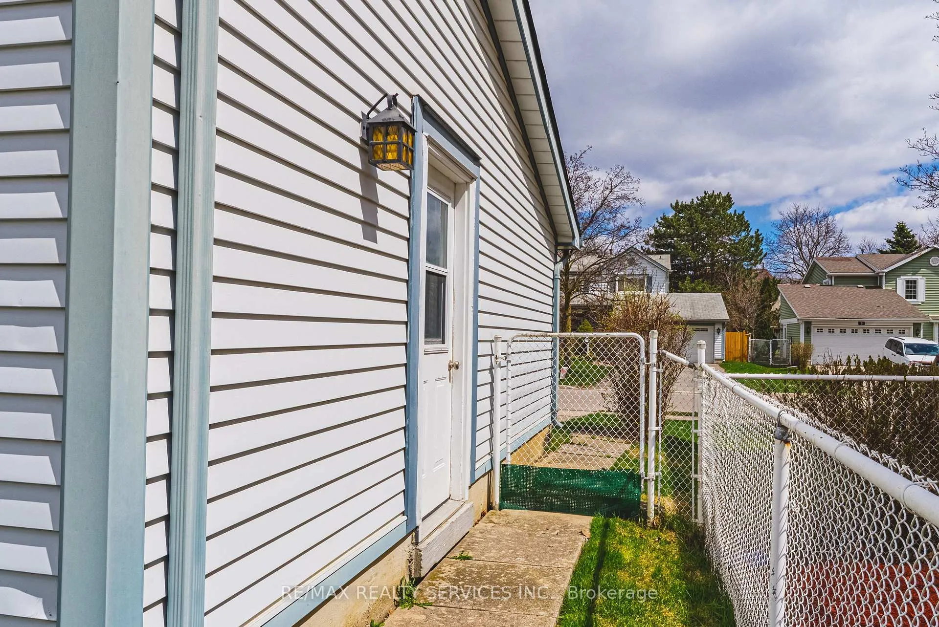 Photo 32 of 4 Mount Forest Drive, Brampton, Heart Lake West — HOMEH