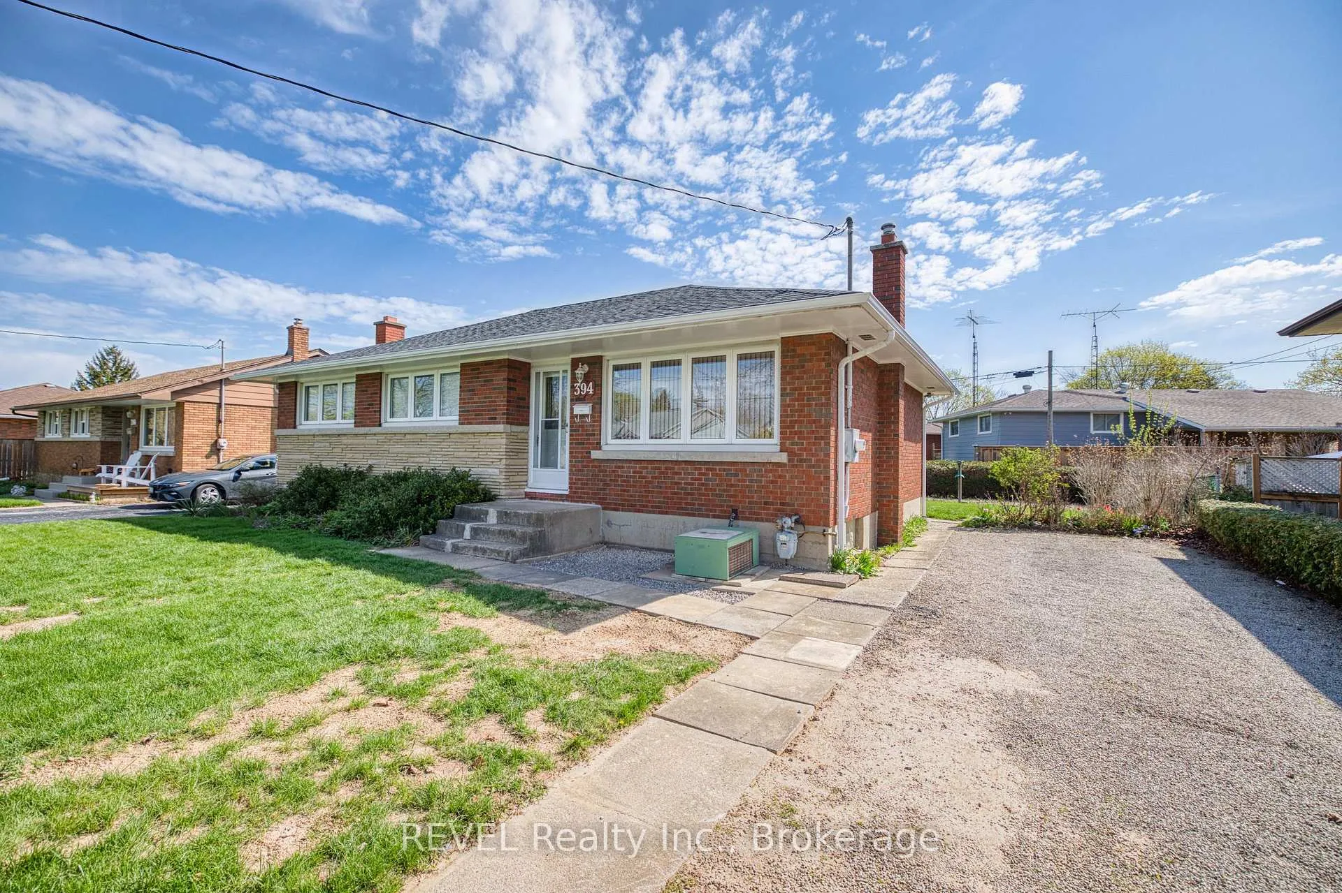 Photo 2 of 394 Grantham Avenue, St. Catharines, Carlton/Bunting — HOMEH