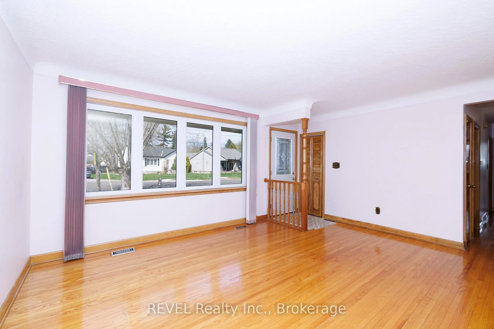 Photo 4 of 394 Grantham Avenue, St. Catharines, Carlton/Bunting — HOMEH