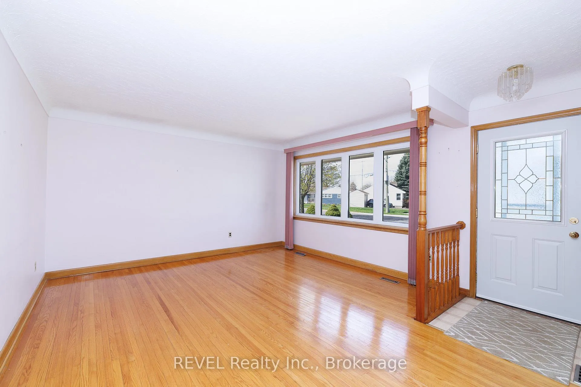 Photo 5 of 394 Grantham Avenue, St. Catharines, Carlton/Bunting — HOMEH