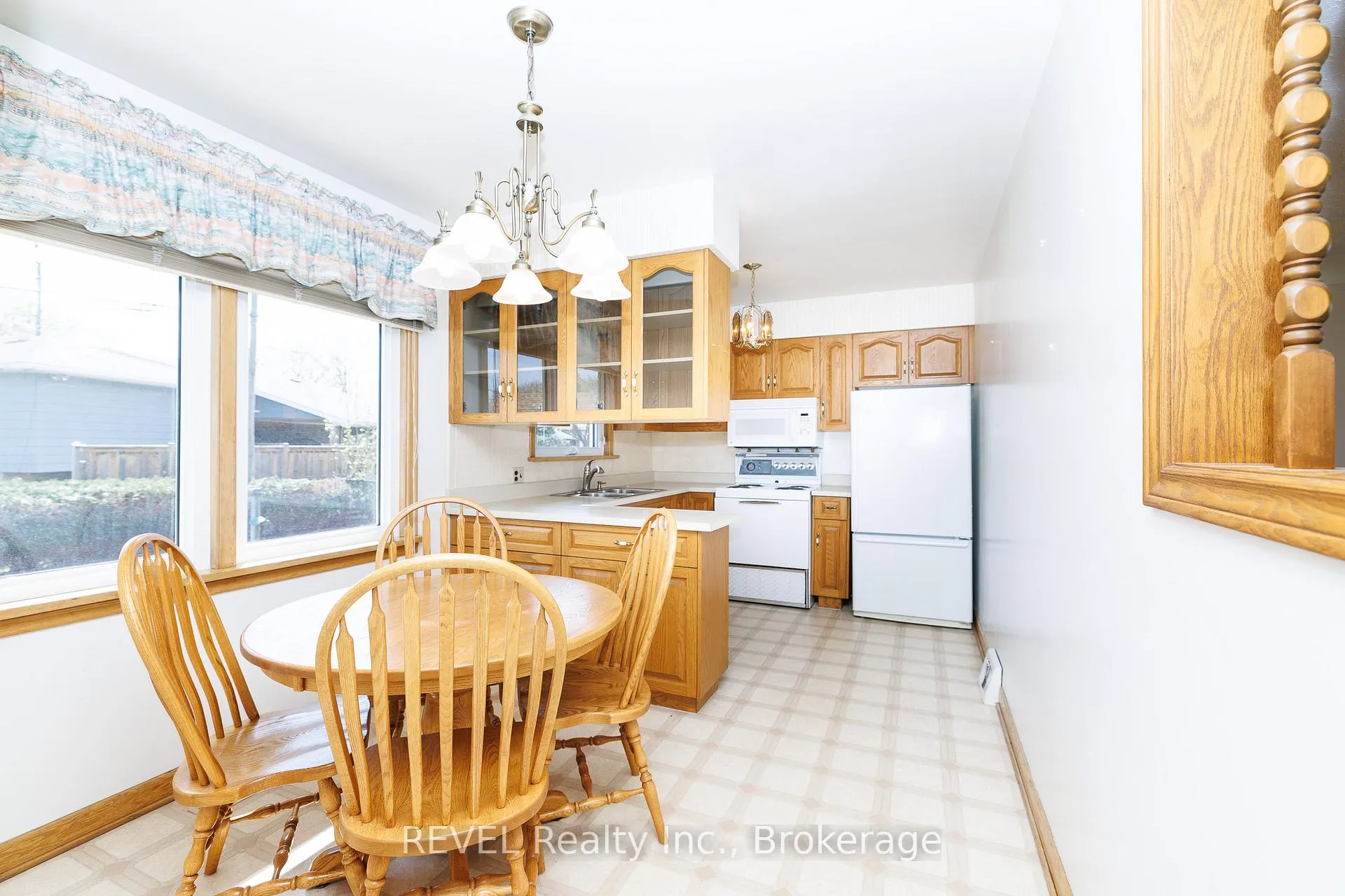 Photo 6 of 394 Grantham Avenue, St. Catharines, Carlton/Bunting — HOMEH