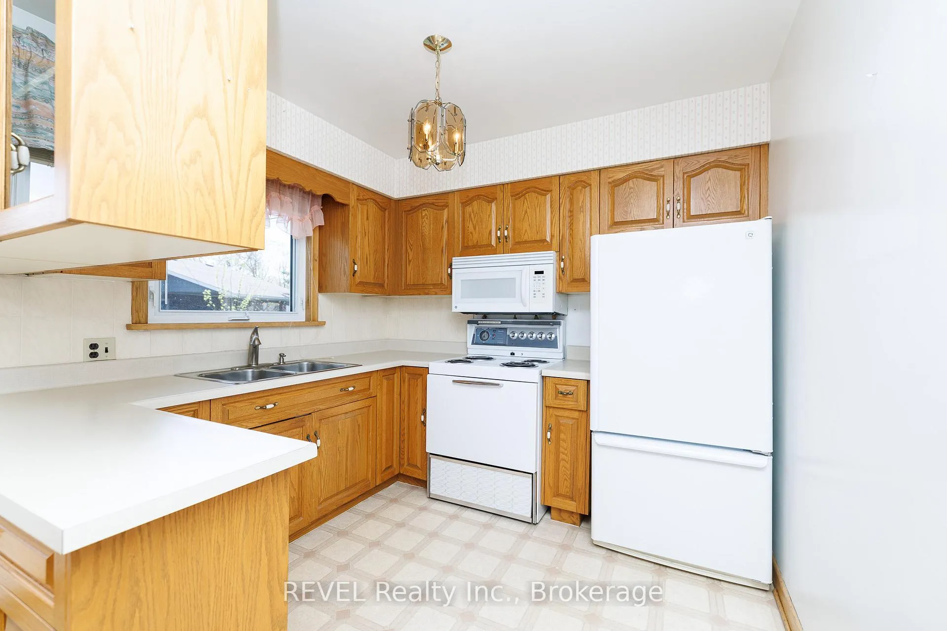 Photo 7 of 394 Grantham Avenue, St. Catharines, Carlton/Bunting — HOMEH