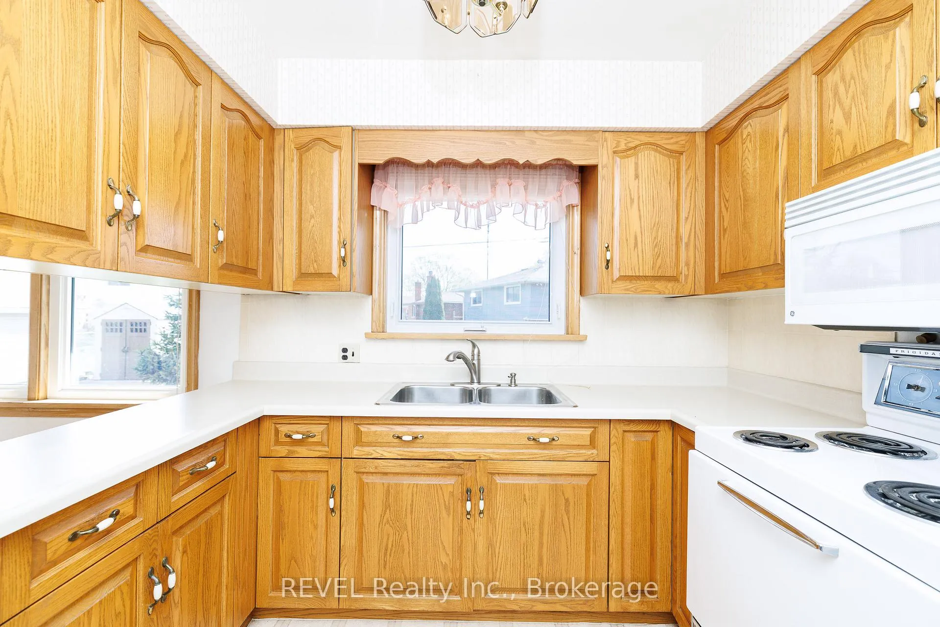 Photo 8 of 394 Grantham Avenue, St. Catharines, Carlton/Bunting — HOMEH