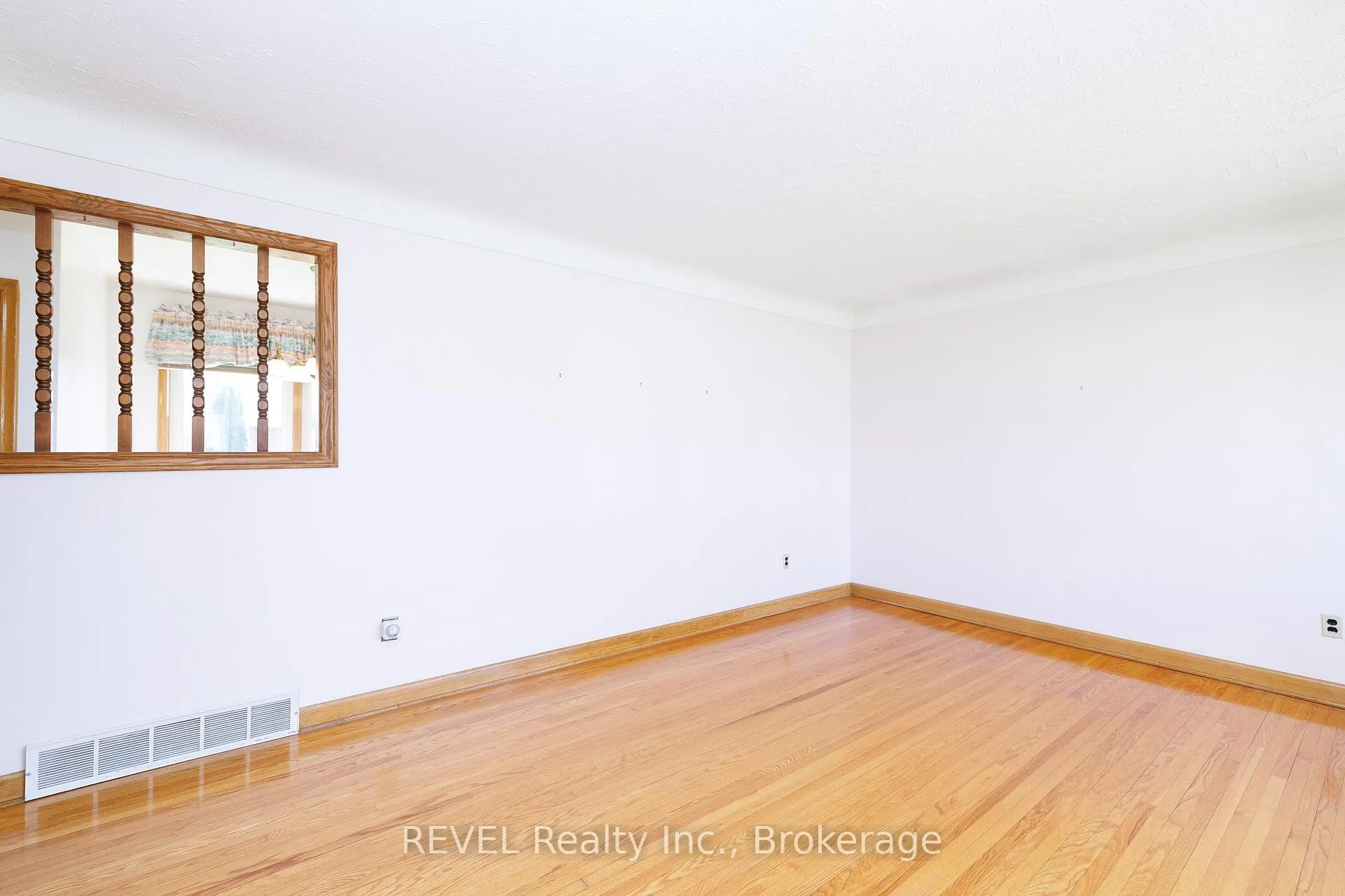 Photo 10 of 394 Grantham Avenue, St. Catharines, Carlton/Bunting — HOMEH