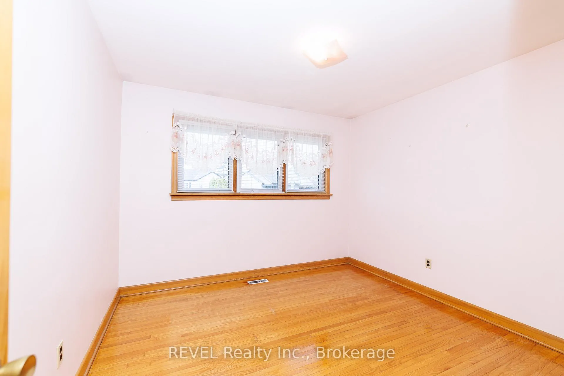 Photo 11 of 394 Grantham Avenue, St. Catharines, Carlton/Bunting — HOMEH
