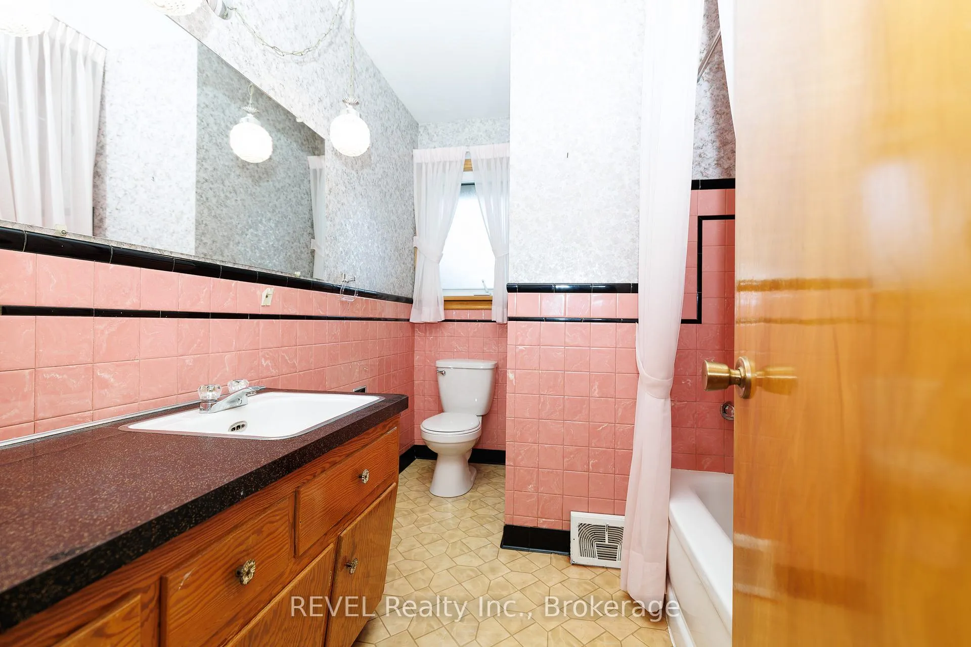 Photo 14 of 394 Grantham Avenue, St. Catharines, Carlton/Bunting — HOMEH