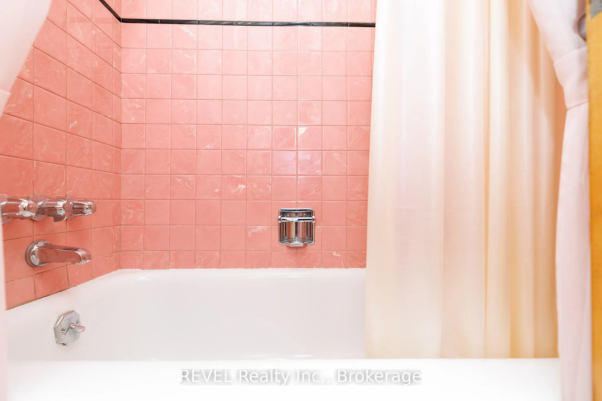 Photo 15 of 394 Grantham Avenue, St. Catharines, Carlton/Bunting — HOMEH