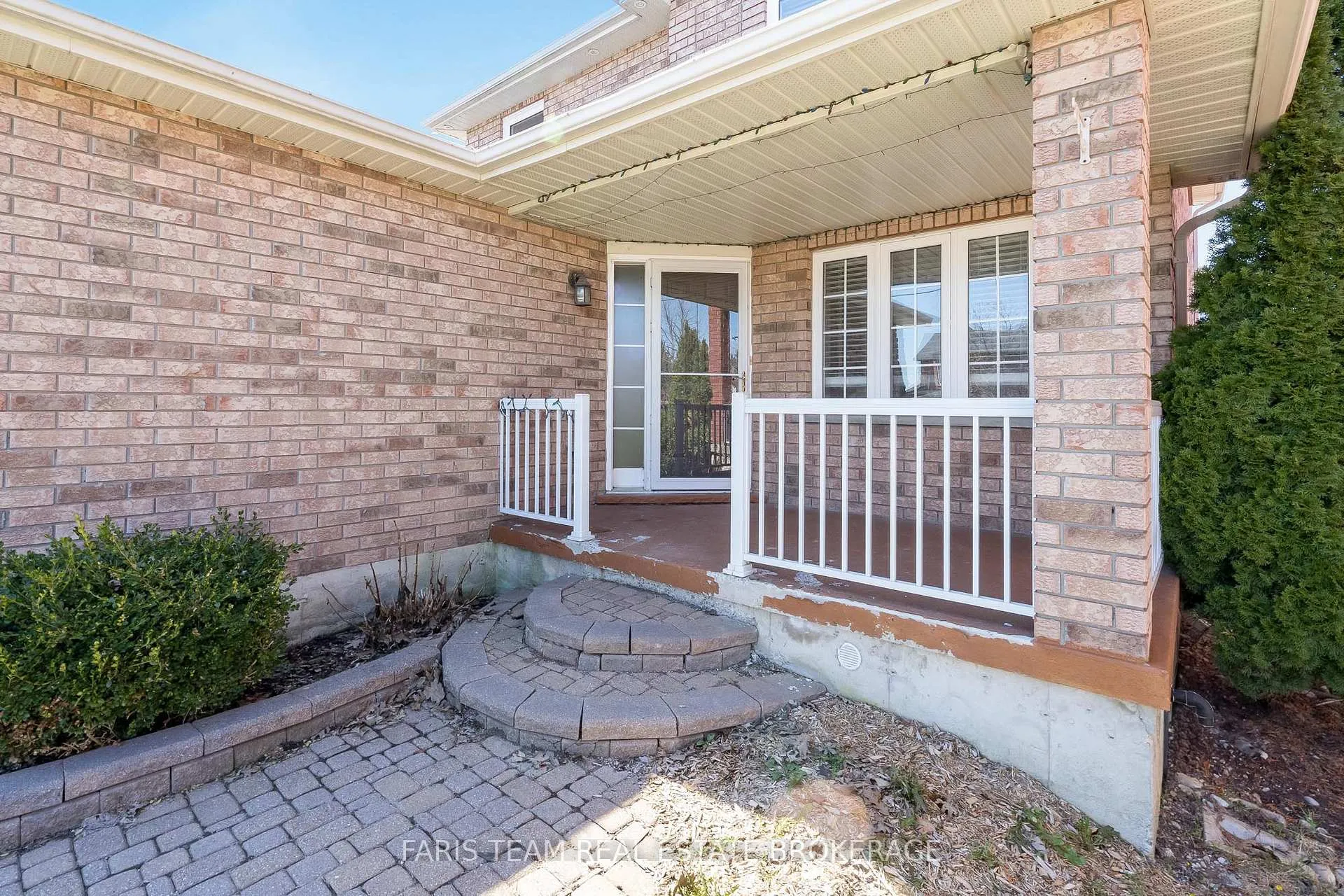 Photo 4 of 18 Balmoral Place, Barrie, Innis-Shore — HOMEH