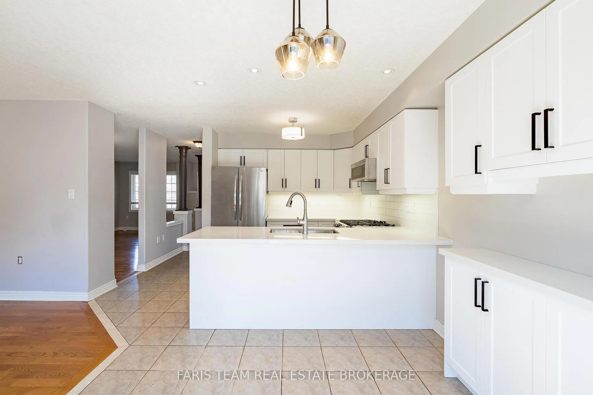 Photo 5 of 18 Balmoral Place, Barrie, Innis-Shore — HOMEH