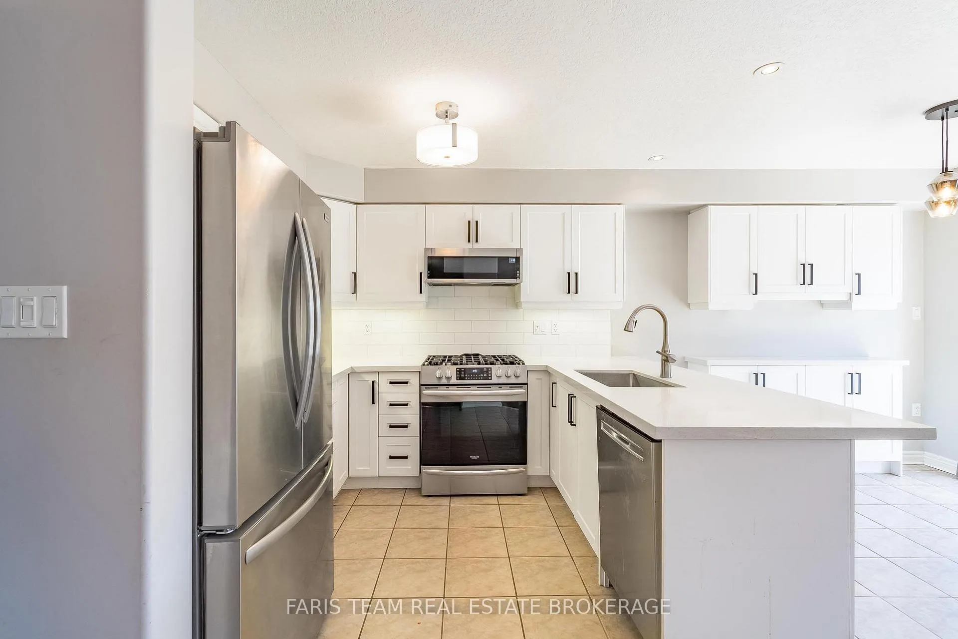 Photo 6 of 18 Balmoral Place, Barrie, Innis-Shore — HOMEH