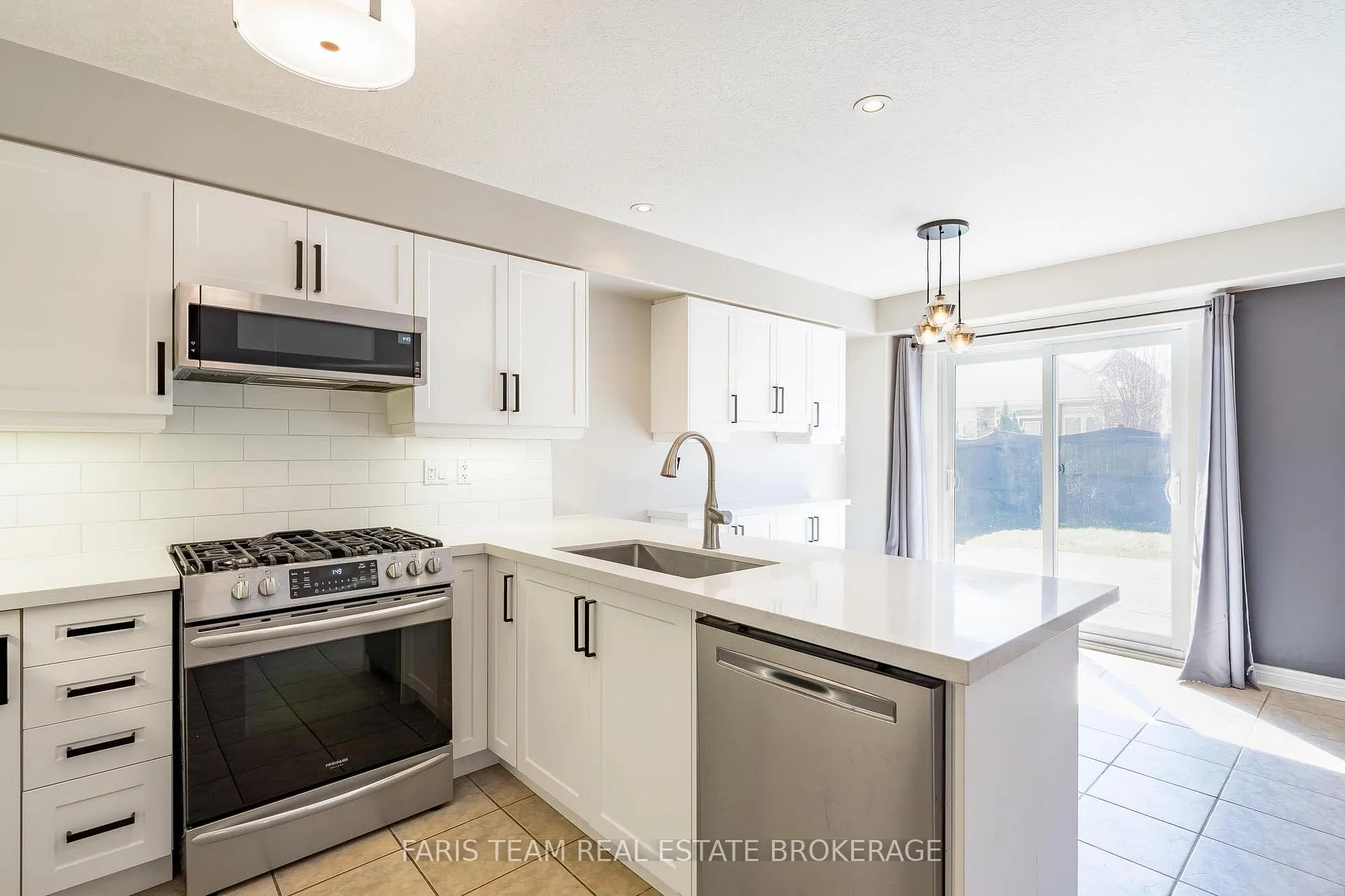Photo 7 of 18 Balmoral Place, Barrie, Innis-Shore — HOMEH