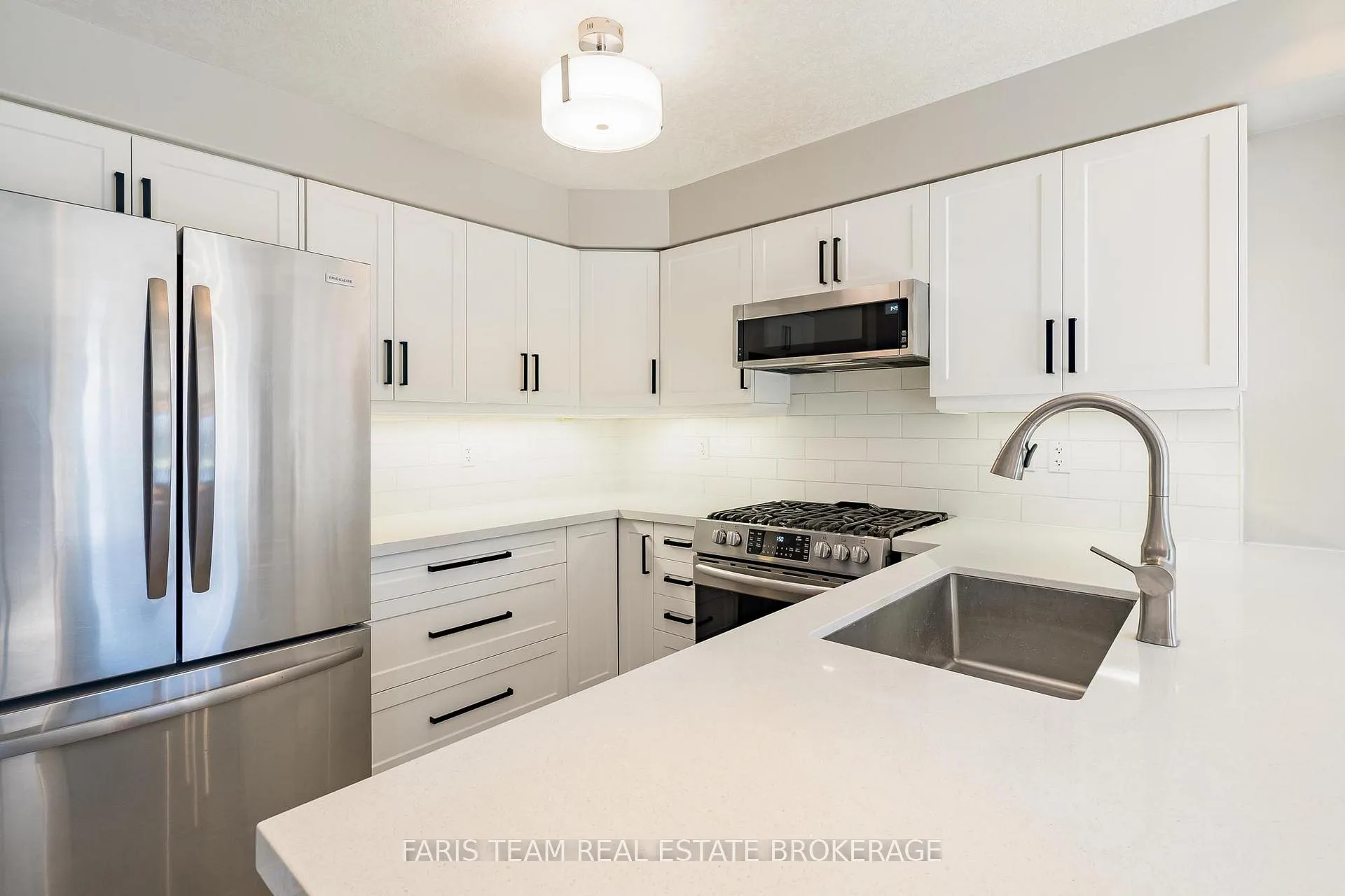 Photo 8 of 18 Balmoral Place, Barrie, Innis-Shore — HOMEH