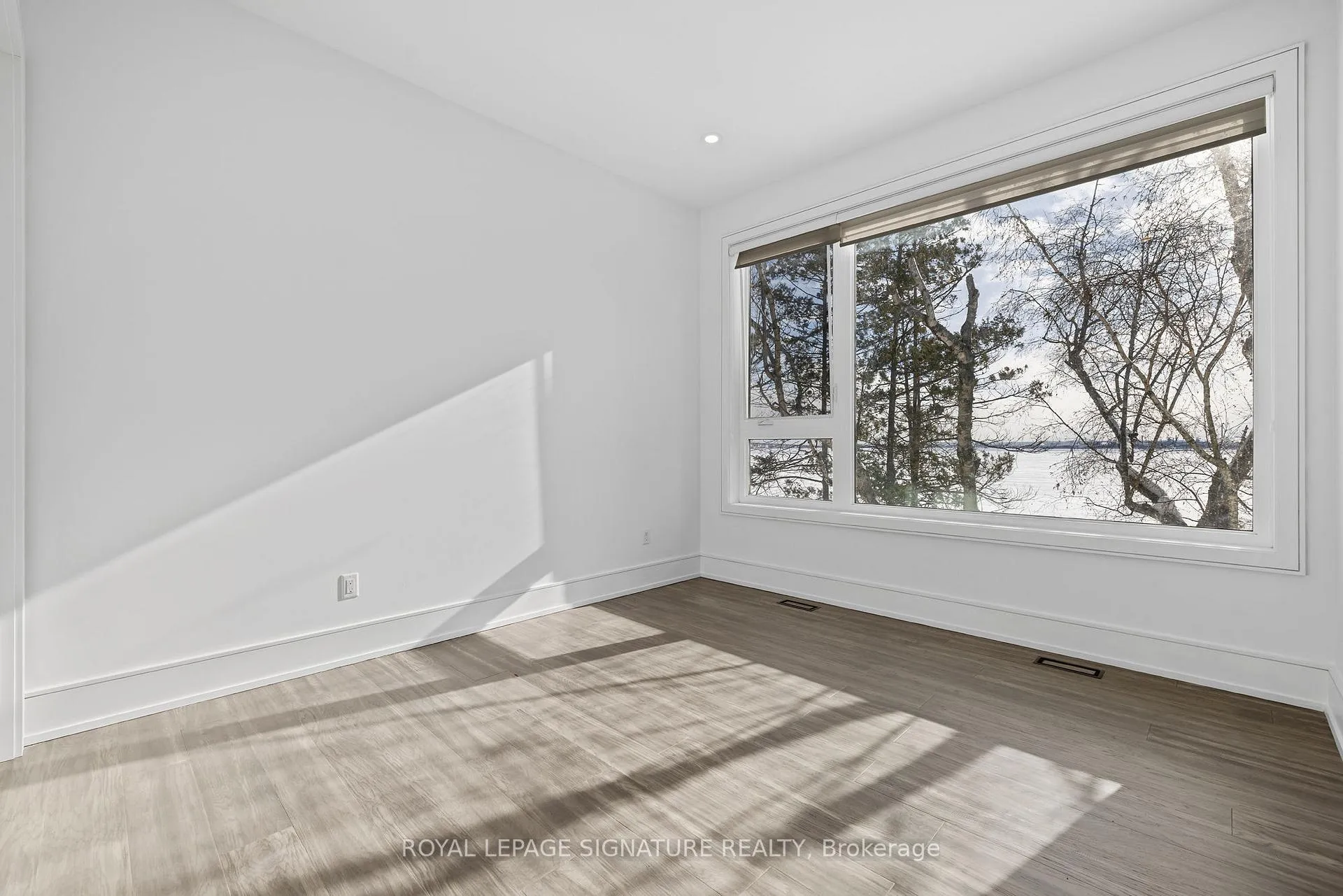 Photo 25 of 290 North Shore Boulevard E, Burlington, LaSalle — HOMEH