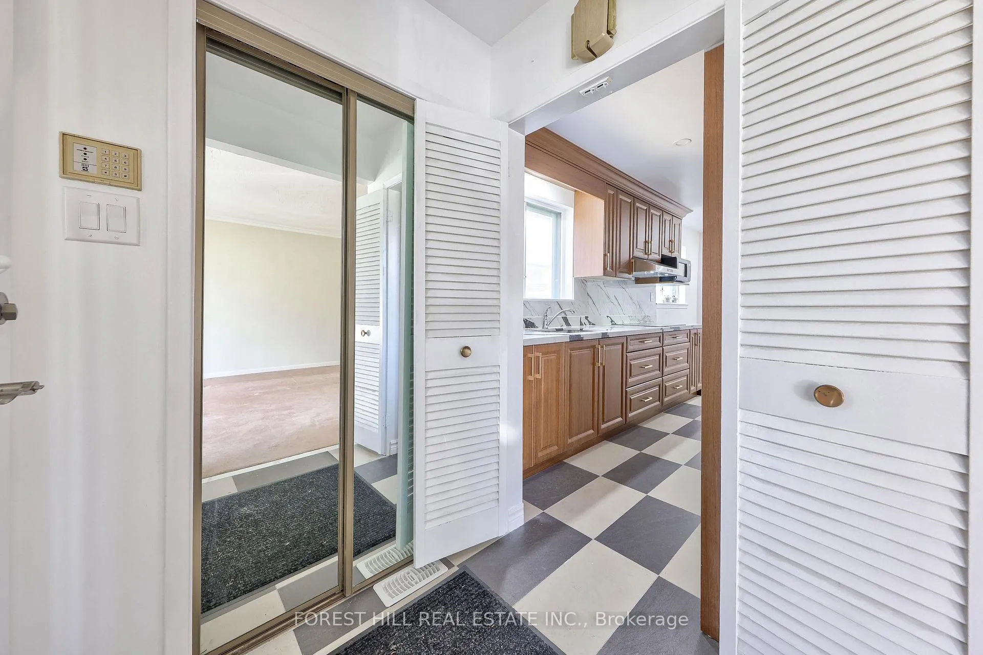 Photo 4 of 63 Hopperton Drive, North York, St. Andrew-Windfields — HOMEH