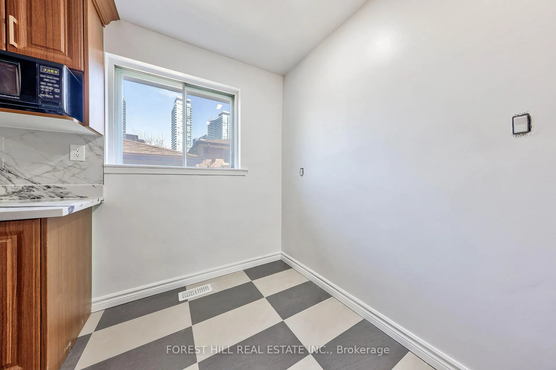 Photo 11 of 63 Hopperton Drive, North York, St. Andrew-Windfields — HOMEH