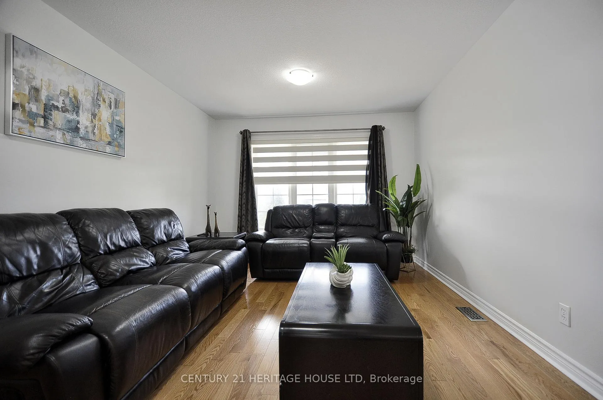 Photo 7 of 153 Coulthard Boulevard, Cambridge — HOMEH