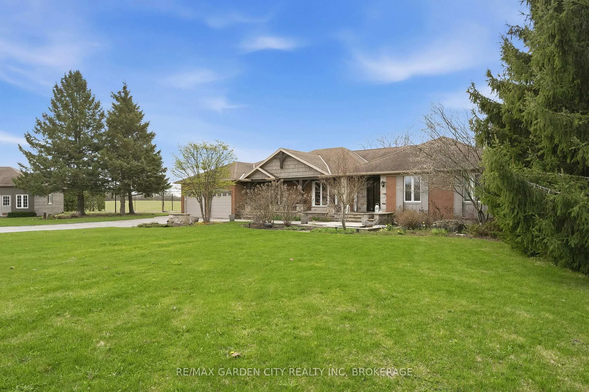Photo 2 of 802 Sawmill Road, Hamilton, Ancaster — HOMEH