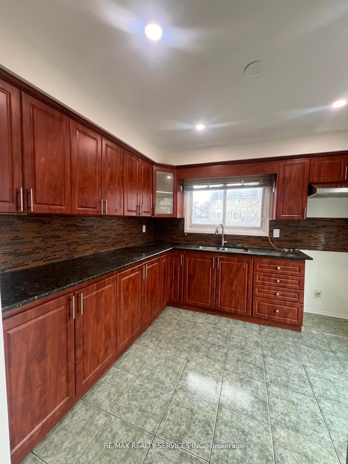 Photo 5 of 31 Junewood Crescent, Brampton, Northgate — HOMEH