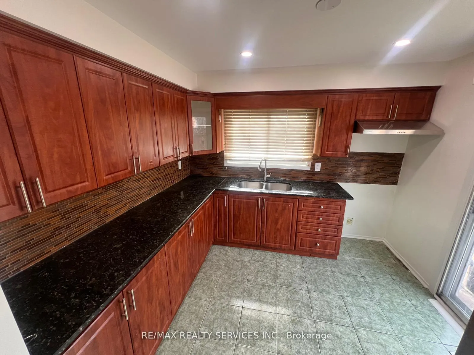 Photo 6 of 31 Junewood Crescent, Brampton, Northgate — HOMEH